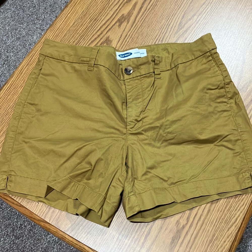 Worn Once - Women’s Old Navy Everyday Shorts